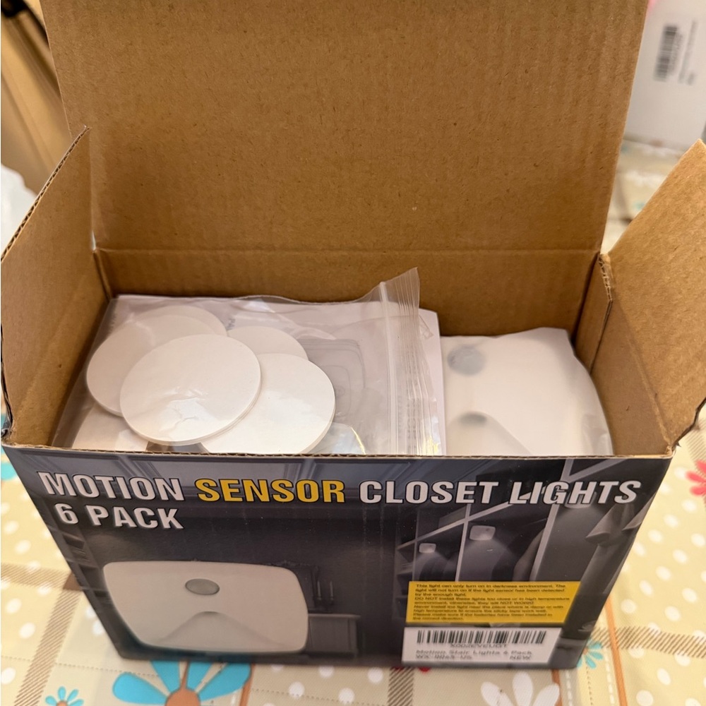 NWT Motion Sensor Closet Lights - 6 Pack - White - Picture 5 of 6